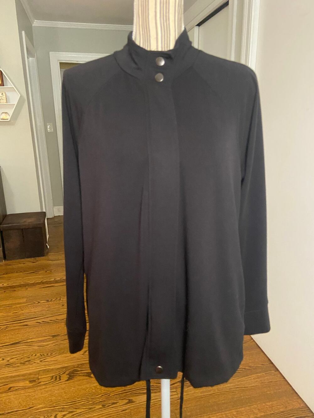 Cable & Gauge black lightweight knit zip front jacket w/ drawstring bottom